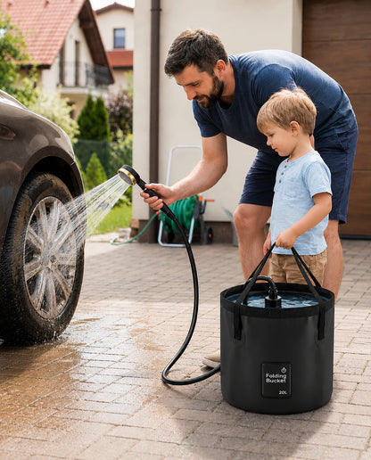 Parent et enfant utilisant AquaNomad pour rincer une voiture